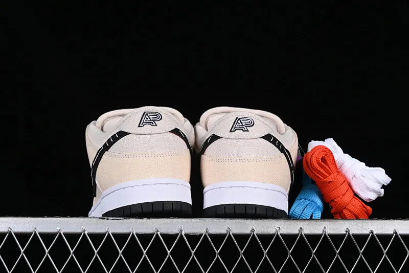 All Categories Nk SB Dunk Series Nk SB Dunk Low Low-top sneakers Albino & Preto x Nk SB Dunk Low joint model TearTear SB low-top casual sneakers FD2627-200